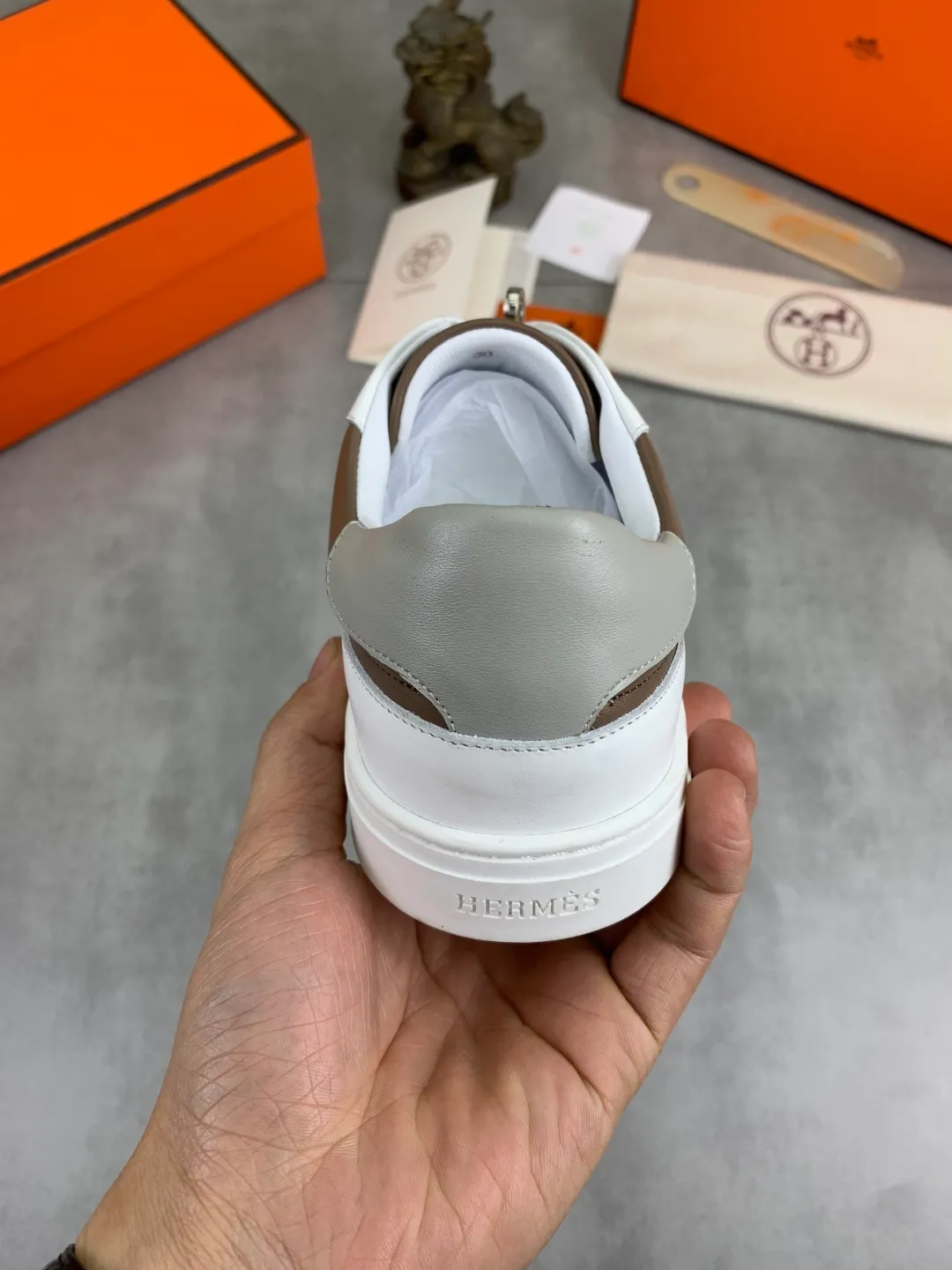 Men's men's shoes 💰P640 New Hermes top version Hermès classic couple style #𝐊𝐞𝐥𝐥𝐲 buckle casual white shoes skateboard shoes that will not conflict with shoes at all. Full of unknowns, Hermès rarely produces flat casual shoes and they are paired with classic palladium-plated Kelly shoe buckles! You'll fall in love with it at first sight. It's super versatile and can be worn with any skirt or pants. 🉑️Close your eyes and wear it. It's super noble. Fabric: Specific cowhide/canvas material. Lining: Sheepskin lining. Outsole: Original molded TPU outsole. Size: 35-45.